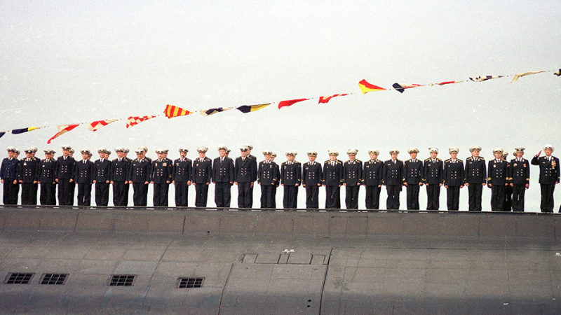 Последний снимок экипажа подлодки "Курск" на параде в День ВМФ. 30 июля 2000 года
Фото: AP