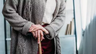 Ударил по голове: 81-летнюю пенсионерку ограбили в Караганде