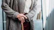 Ударил по голове: 81-летнюю пенсионерку ограбили в Караганде