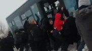 "Бурлаки в Майкудуке": пользователей сети позабавили толкающие застрявший автобус карагандинцы