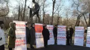 Дольщики одного из долгостроев Алматы вышли на митинг