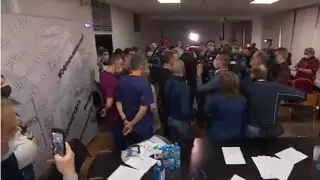 Приглашенные в "красную" зону антипрививочники отказались надевать маски в России