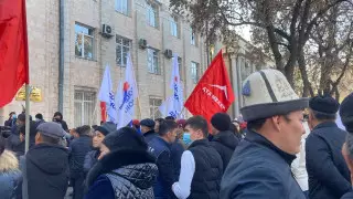 Выборы в Кыргызстане: Несколько партий вышли на митинг против результатов выборов
