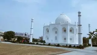 Мужчина построил в подарок жене копию Тадж-Махала в Индии