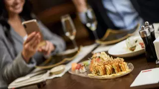 Минздрав объяснил правила проведения новогодних корпоративов