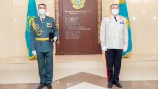Ішкі істер министрі мінсіз қызметімен көзге түскен полицейлерді марапаттады