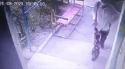 Вор в женской одежде вынес из дома бриллианты на 4 миллиона и попал на видео в Алматы
