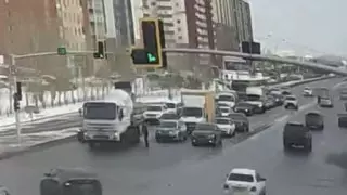 Полицейский пострадал при попытке остановить пьяного водителя большегруза