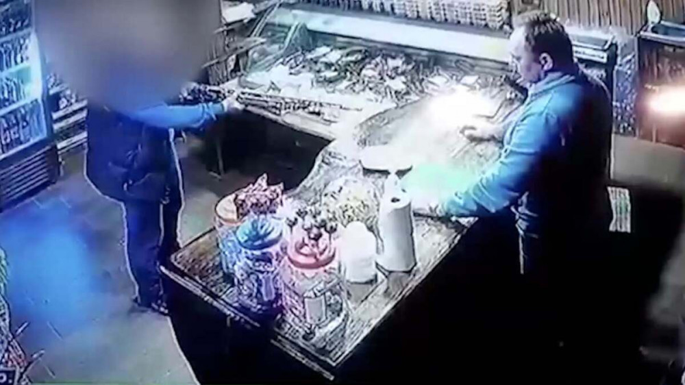 Вооруженный мужчина ворвался в магазин и требовал пиво в Алматинской области