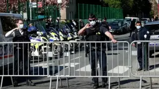 Мужчина в костюме ниндзя напал с саблей на полицейских