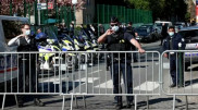 Мужчина в костюме ниндзя напал с саблей на полицейских
