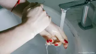 Алматинская школьница пыталась совершить суицид в туалете. Мама винит сотрудников школы