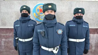 Столичные гвардейцы спасли парня, пытавшегося спрыгнуть с моста