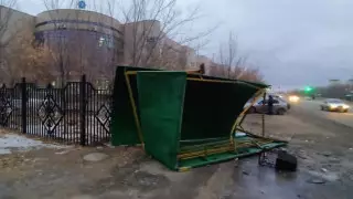 Девушка на BMW протаранила автобусную остановку в Актобе