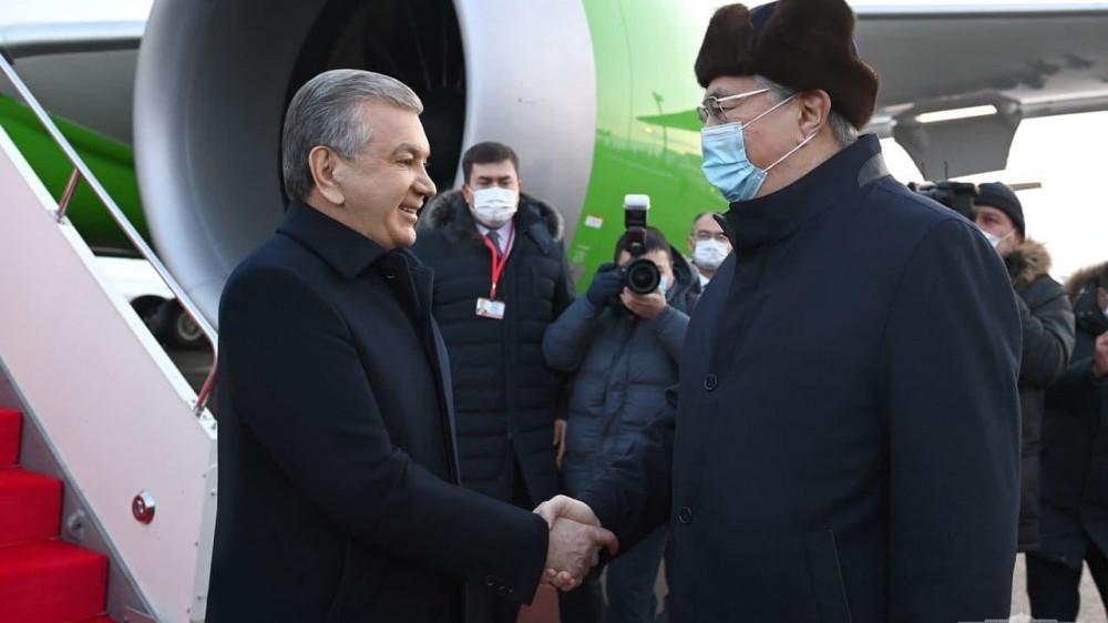 Токаев встретил президента Узбекистана в аэропорту Нур-Султана