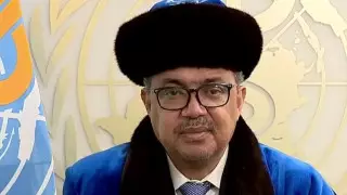 Глава ВОЗ надел чапан и заговорил на казахском