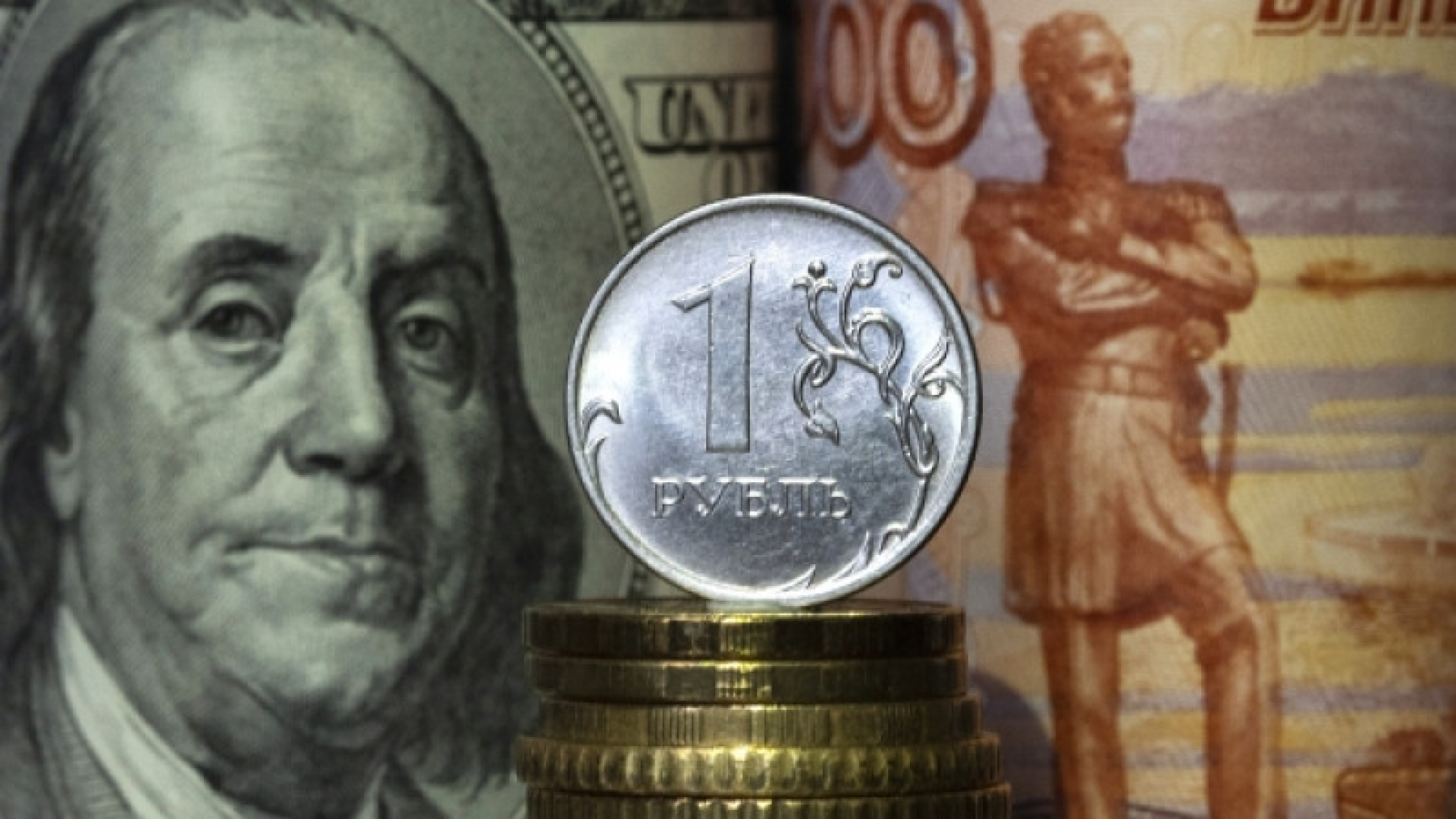 Курс рубля обвалился на фоне санкционных рисков