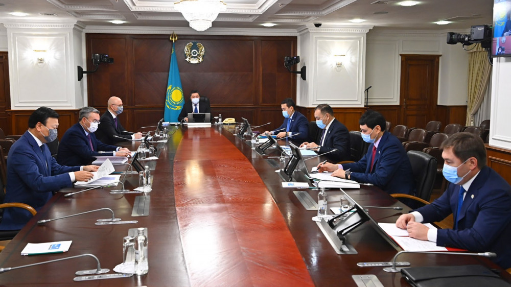 Премьер Мамин поручил продолжить усиленный контроль на границе Казахстана