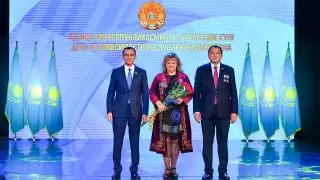 Маулен Ашимбаев вручил госнаграды жителям Мангистауской области