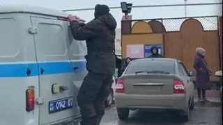 Видео с неприличными телодвижениями уральца на полицейской машине попало в Сеть