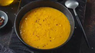 Врач назвала лучший суп для снижения холестерина