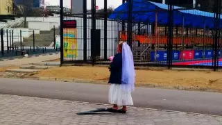 Видео с "невестой в ластах" на набережной в Актау обсуждают в Сети