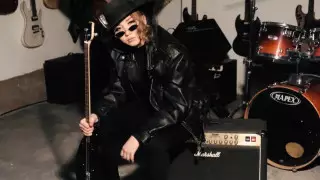 Атыраулық музыкант қыз түнгі клубта жастарды домбыраға билетіп жүр