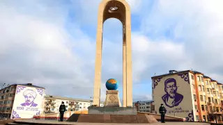 В Таразе возложили цветы к монументу "Тәуелсіз Қазақстан"