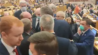 Депутаты устроили потасовку в Госдуме, обсуждая законопроект о QR-кодах