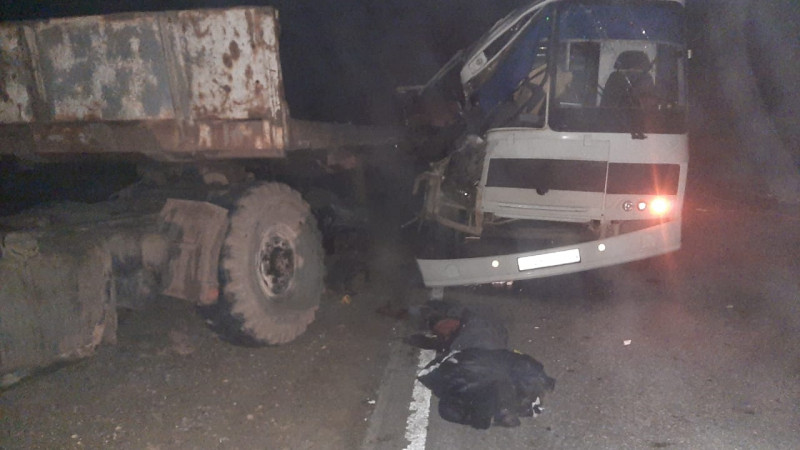 Вахтовый автобус столкнулся с КАМАЗом: два человека скончались