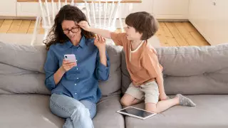 Почему мамам нужно отказаться от смартфонов, выяснили ученые