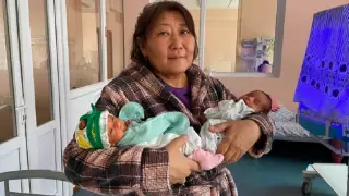 52-летняя женщина родила близнецов в Алматы после падения из автобуса