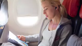 Почему подголовники в самолете изогнутые