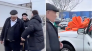 "Анам жылап жіберді". Әпкелі-сіңлілі он қыз әкесіне көлік сыйлап, жұртты тебірентті