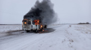 Школьный автобус сгорел на трассе в Павлодарской области
