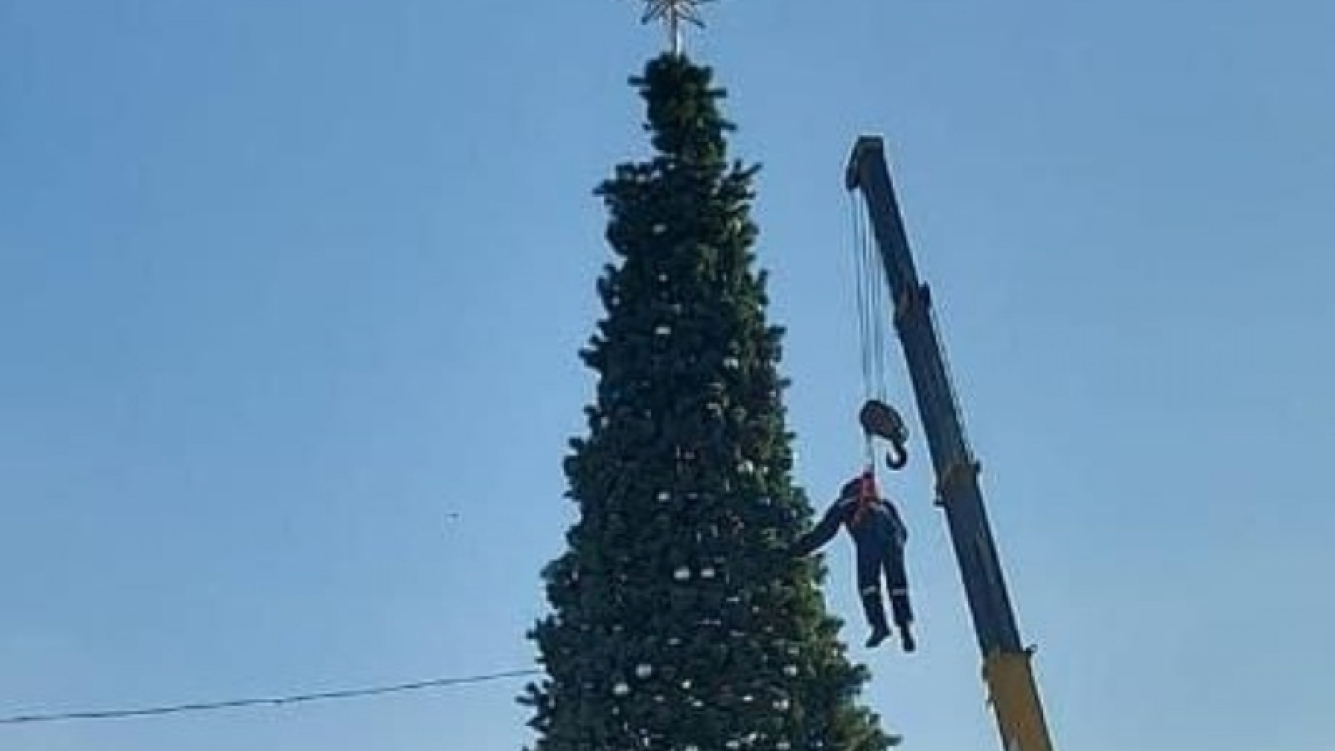 Подвешенный на стреле крана рабочий насмешил пользователей Сети: 24 ...