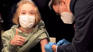 Врач перечислил симптомы омикрон-штамма у вакцинированных людей