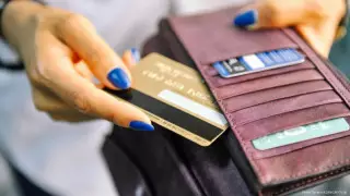 Что нельзя делать со старыми банковскими картами, рассказал юрист