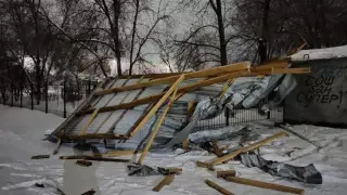 Ураганный ветер сорвал крышу пятиэтажного дома в Уральске