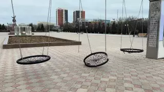 Вандалы испортили новые качели за 2,5 миллиона тенге в Актау