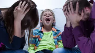 "Шепчите, а не кричите". Как убедить детей слушаться, рассказал эксперт