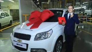 Автомобиль подарили школьнику, спасшему детей из пожара в Костанае