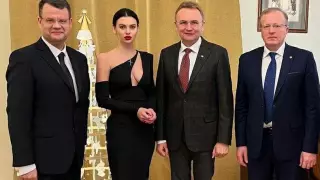 Помощницу украинского замминистра осудили за откровенный наряд