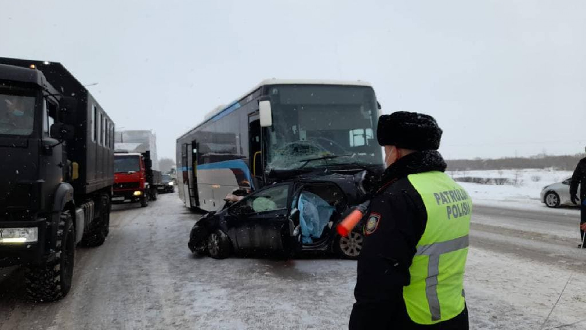 В жутком ДТП с автобусом на трассе Караганда - Нур-Султан погибла женщина:  29 декабря 2021 13:12 - новости на Tengrinews.kz