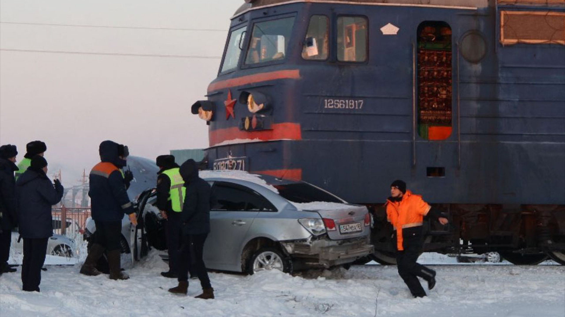 Поезд протаранил авто на железнодорожном переезде в Костанае: 29 декабря  2021 13:31 - новости на Tengrinews.kz