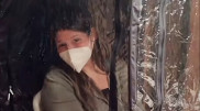 Девушка с COVID-19 придумала оригинальный способ отпраздновать Рождество с семьей
