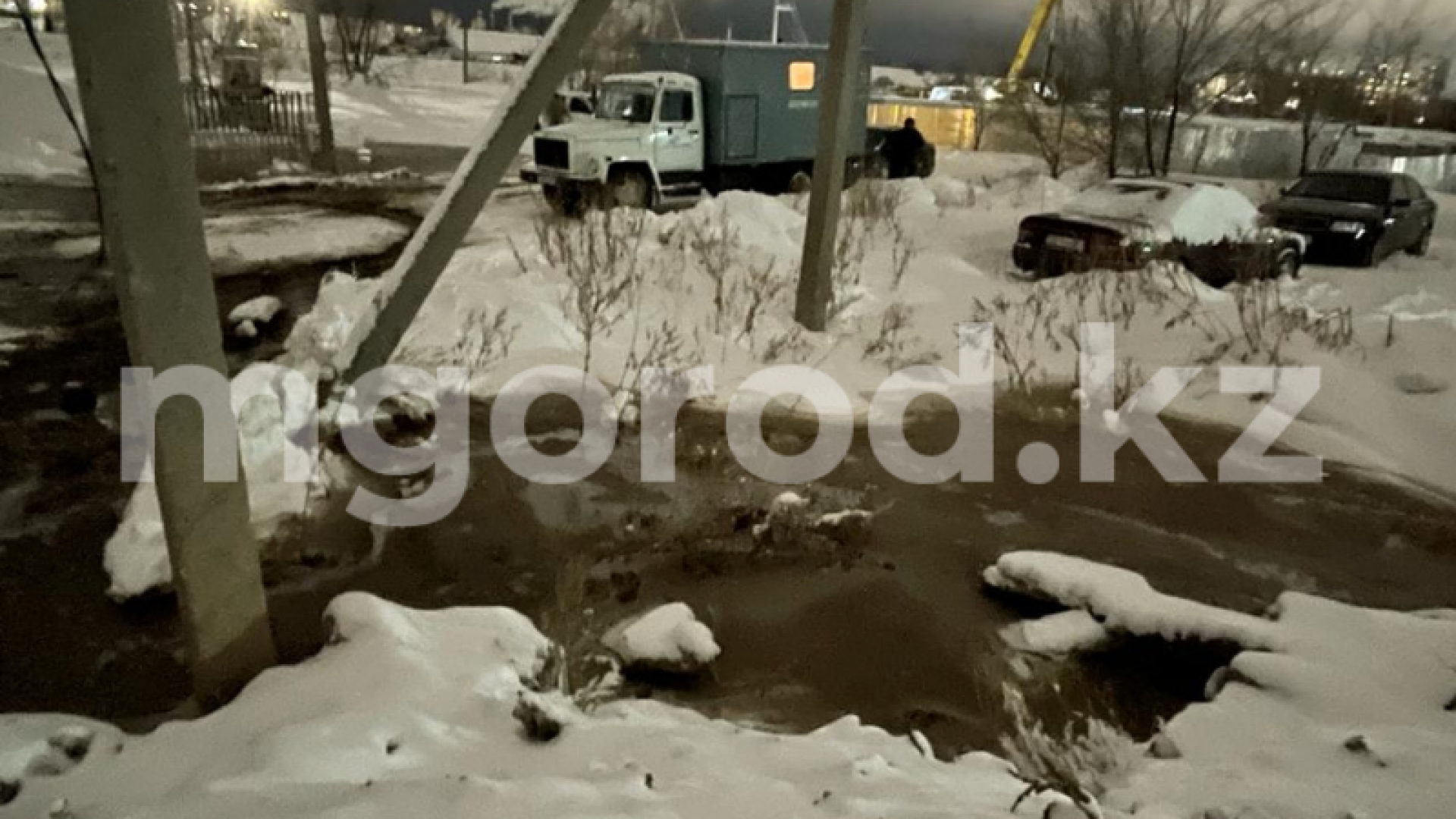 30 декабря 2021. Авария водопровода в доме. Авария водопровода в квартире. В Уральске нет воды декабрь 2022.