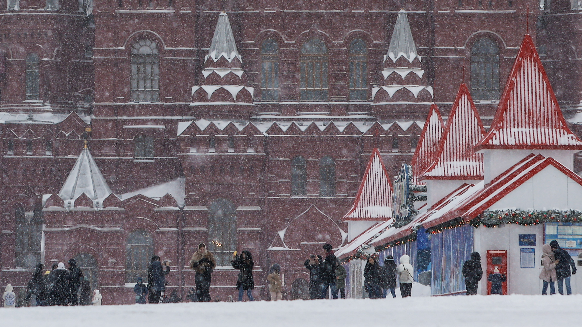 Территория 31 декабря. Источник в Кремле. Москва красная площадь 1 января 2014. Россия готовится.