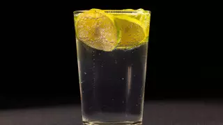 Назван напиток, удваивающий риск рака кишечника