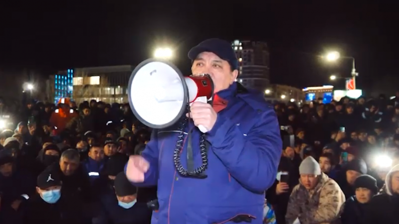 Нурлан Ногаев вышел к митингующим в Актау: 04 января 2022, 00:28 - новости  на Tengrinews.kz